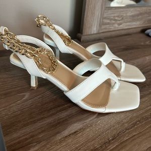 White sandal with heel with gold chain